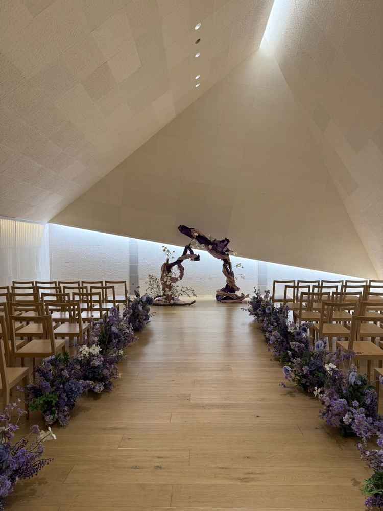 挙式会場ー他の式場にはないコンパクトで参列者との距離の近さが魅力的でした