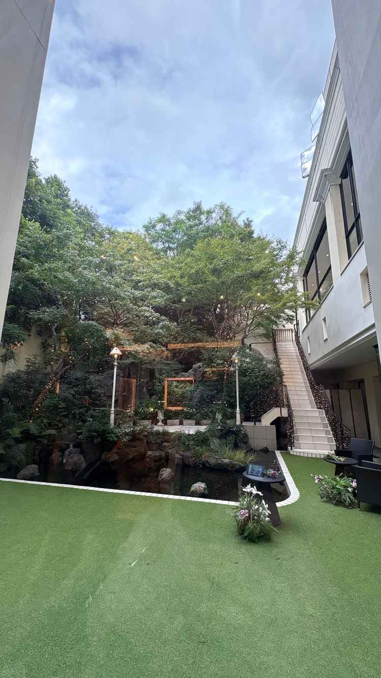 ガーデン。地下一階にあり、式場外が見えづらい配慮あり。滝があって雰囲気が好みだった。