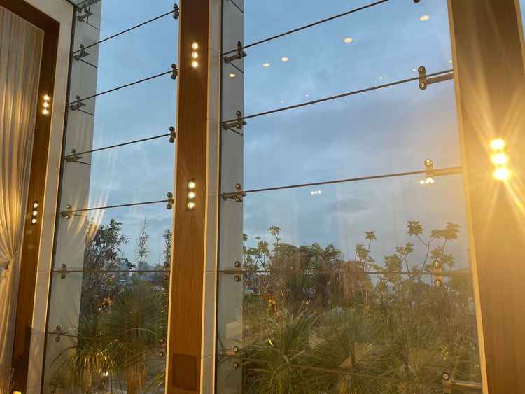 チャペルの大きい窓が印象的でした。