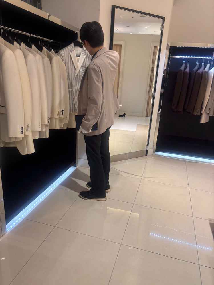 ドレスやタキシードがたくさんあり、絶対迷ってしまうなと思いました。春はカーキがオススメだそうです。