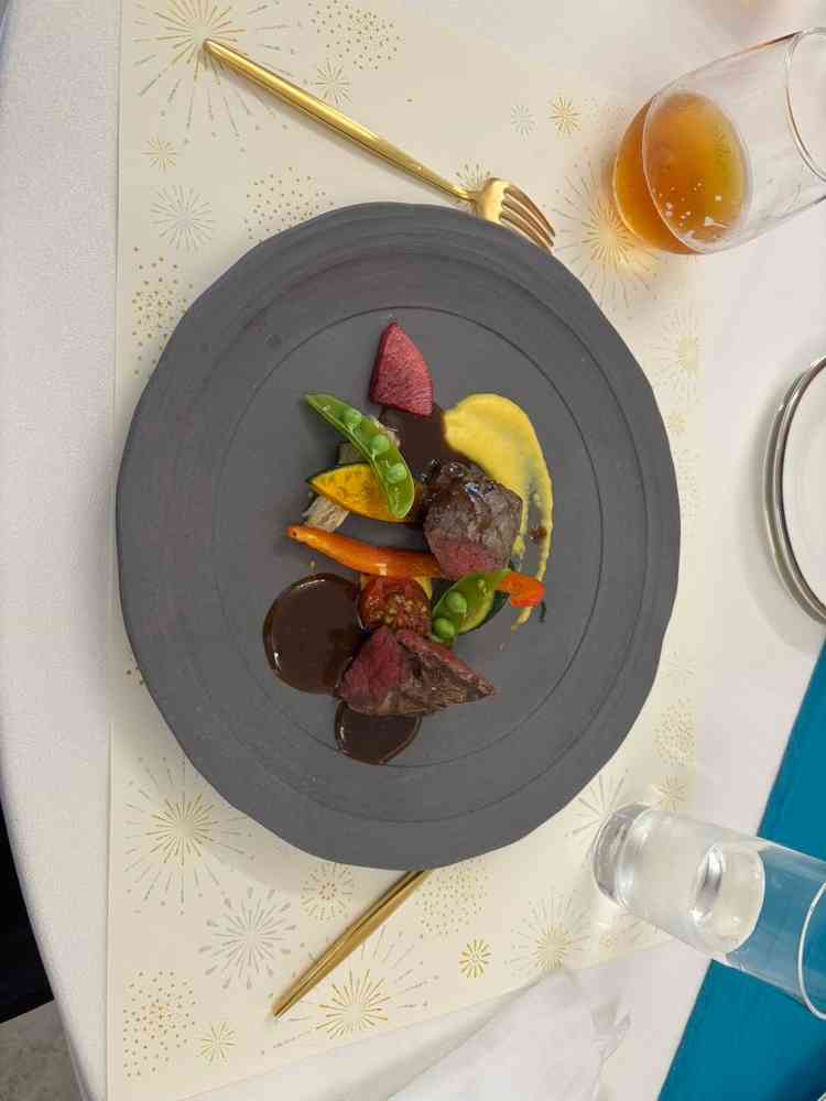 別角度からのお肉。みなとみらいの方がおいしかった。