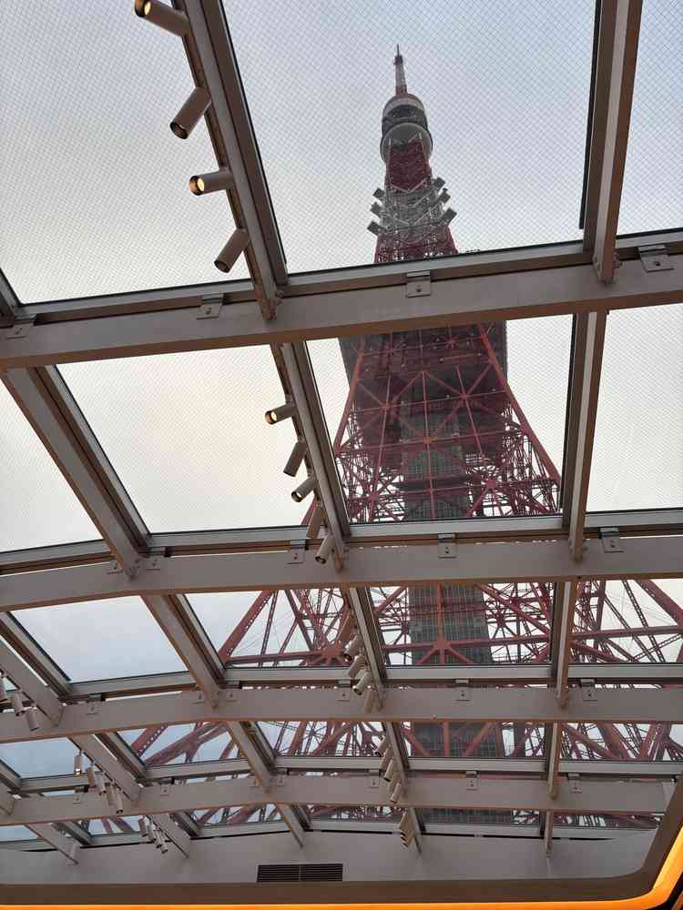 見学当日は曇っていましたが、それでも十分に明るく、しっかり東京タワーが見えて素敵な挙式場でした。