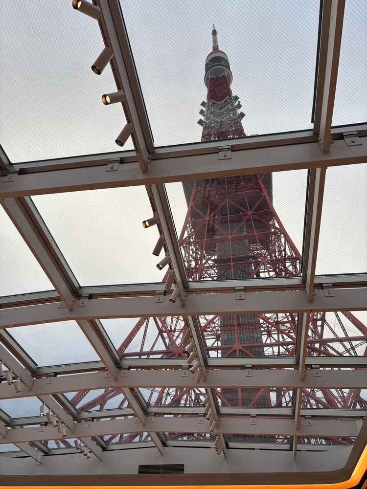 見学当日は曇っていましたが、それでも十分に明るく、しっかり東京タワーが見えて素敵な挙式場でした。