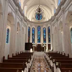 チャペルのステンドガラスが豪華でした。太陽光でステンドガラスが光るそうです。