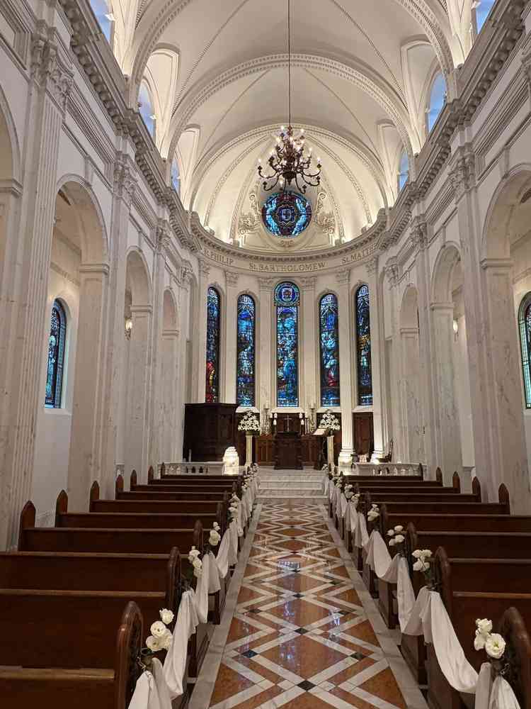 チャペルのステンドガラスが豪華でした。太陽光でステンドガラスが光るそうです。