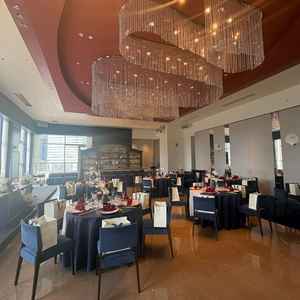 披露宴会場②。大人っぽい印象の会場で、窓も大きく夜景が綺麗に見れそうです。