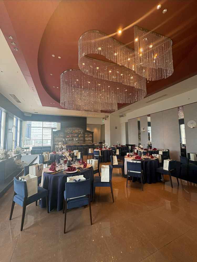 披露宴会場②。大人っぽい印象の会場で、窓も大きく夜景が綺麗に見れそうです。