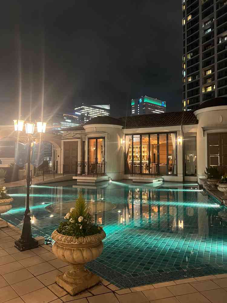 外のプール。屋外も素敵な雰囲気でした。