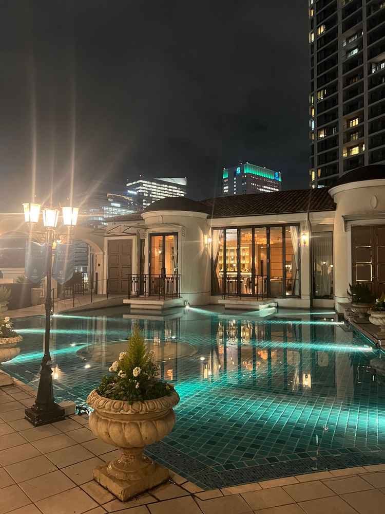 外のプール。屋外も素敵な雰囲気でした。