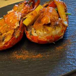 オマール海老の試食をさせていただきました。当日に空輸で届いた物らしいです。