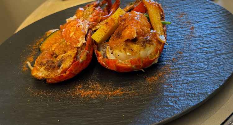 オマール海老の試食をさせていただきました。当日に空輸で届いた物らしいです。