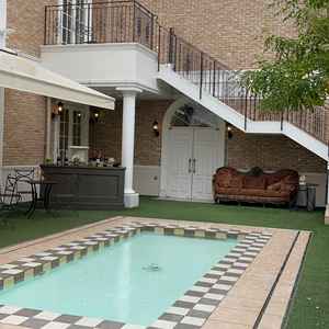 ケントナマーハウスのプール。ガーデンにプールがあるのは華やか。