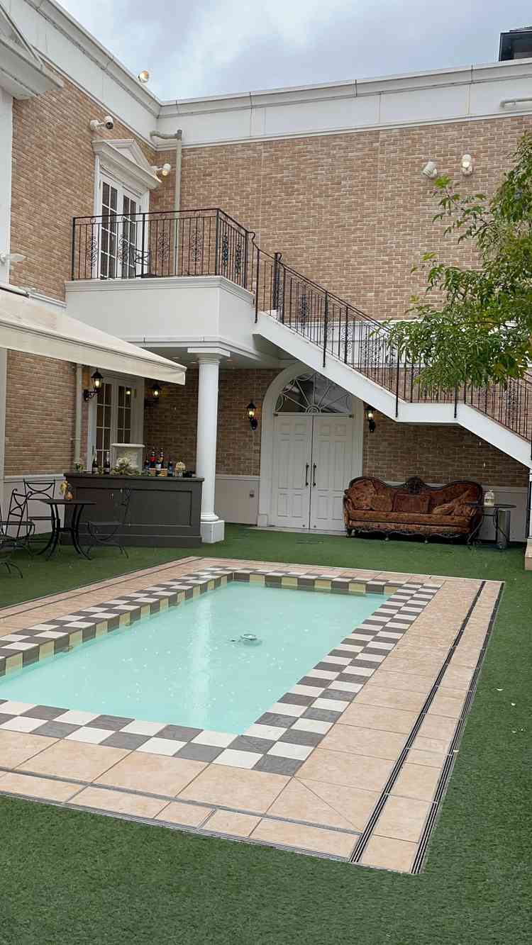 ケントナマーハウスのプール。ガーデンにプールがあるのは華やか。