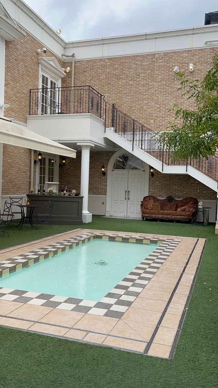 ケントナマーハウスのプール。ガーデンにプールがあるのは華やか。