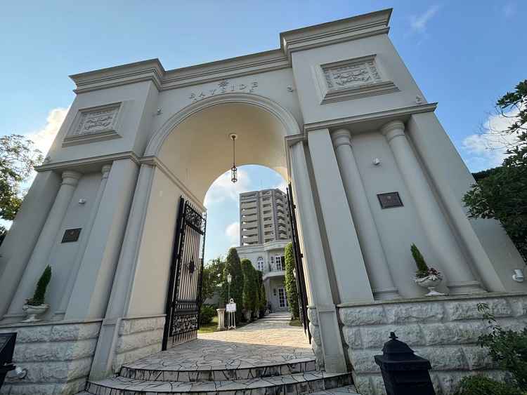 全体としては白が貴重かつ重厚感のある建造物であった。