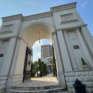 全体としては白が貴重かつ重厚感のある建造物であった。