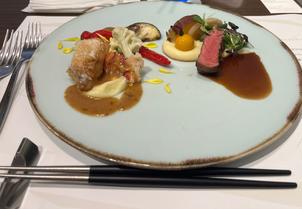 温かいお肉とお魚料理が美味しかったです。
