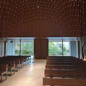 チャペルの入場口は、ガラス張りなので外の景色も見えて360度お洒落な雰囲気でした。