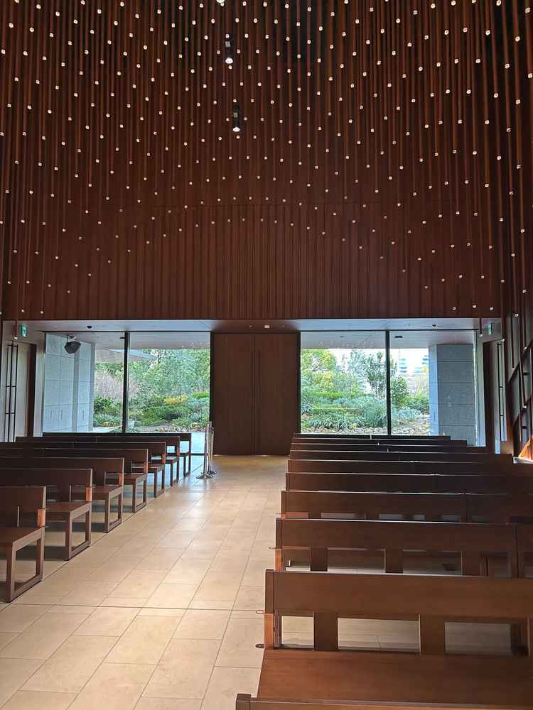 チャペルの入場口は、ガラス張りなので外の景色も見えて360度お洒落な雰囲気でした。