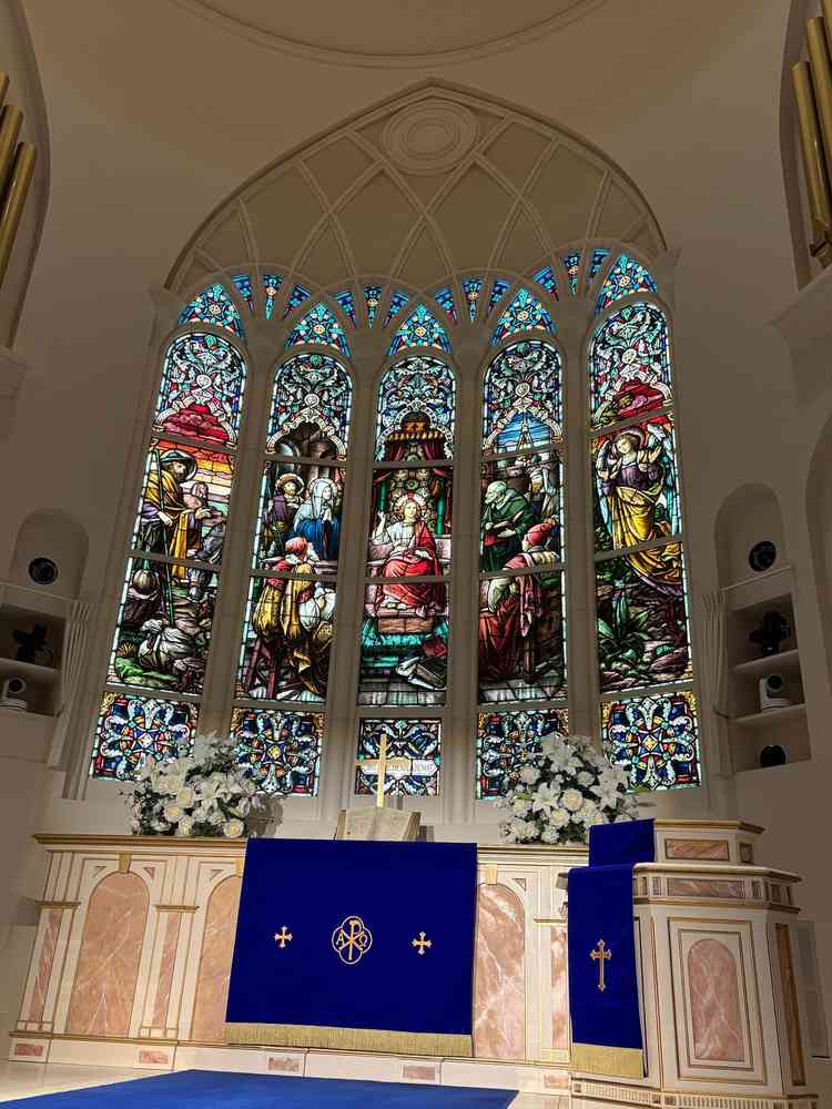 チャペルのステンドグラス。惹き込まれるくらい素敵でした。照明の明暗も調整出来るので好みの挙式が出来る