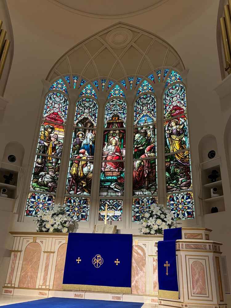 チャペルのステンドグラス。惹き込まれるくらい素敵でした。照明の明暗も調整出来るので好みの挙式が出来る