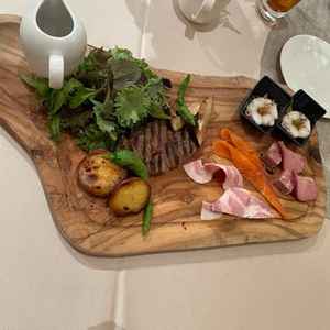 試食のお料理の写真。お肉のおいしさに感激。