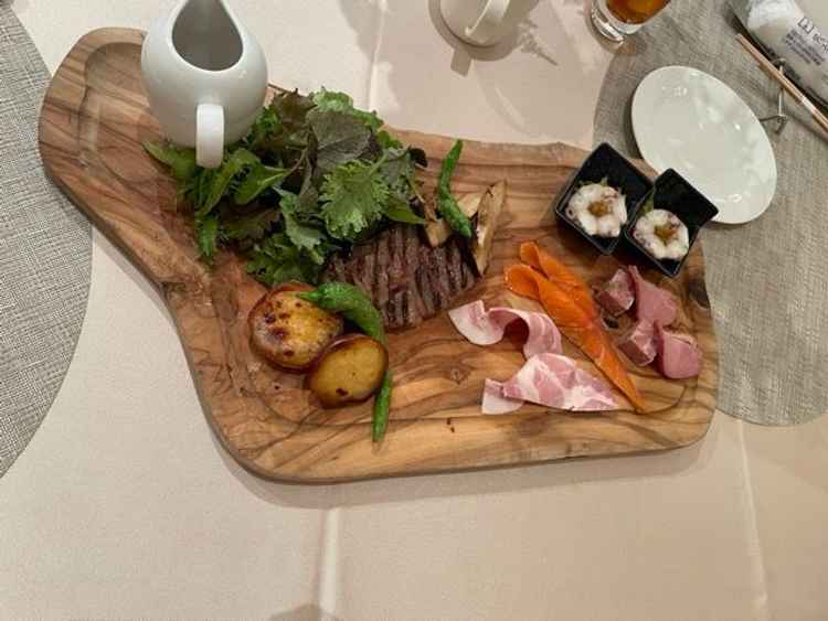 試食のお料理の写真。お肉のおいしさに感激。