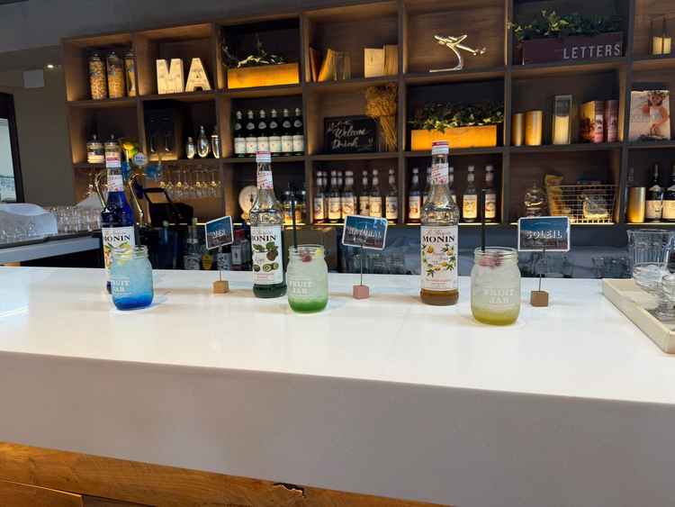 待合会場ではおしゃれなドリンクバーがありゲストを楽しませてくれそうな所でした。