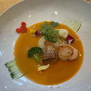 メインのお魚料理は身はふわふわで皮はカリカリで美味しかったです。