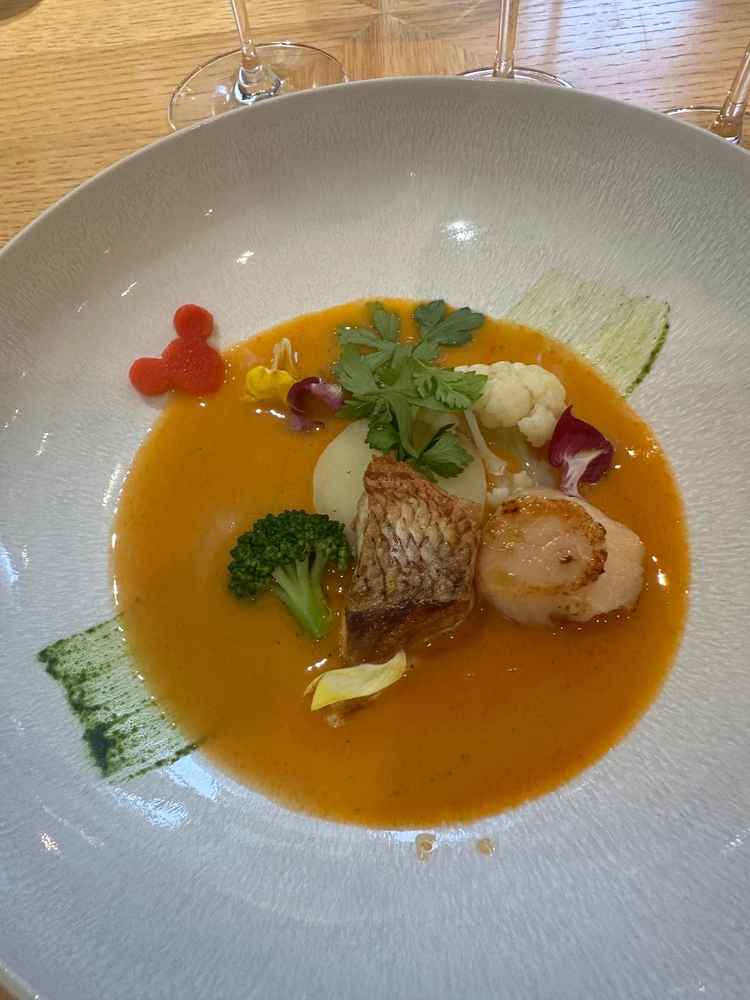 メインのお魚料理は身はふわふわで皮はカリカリで美味しかったです。