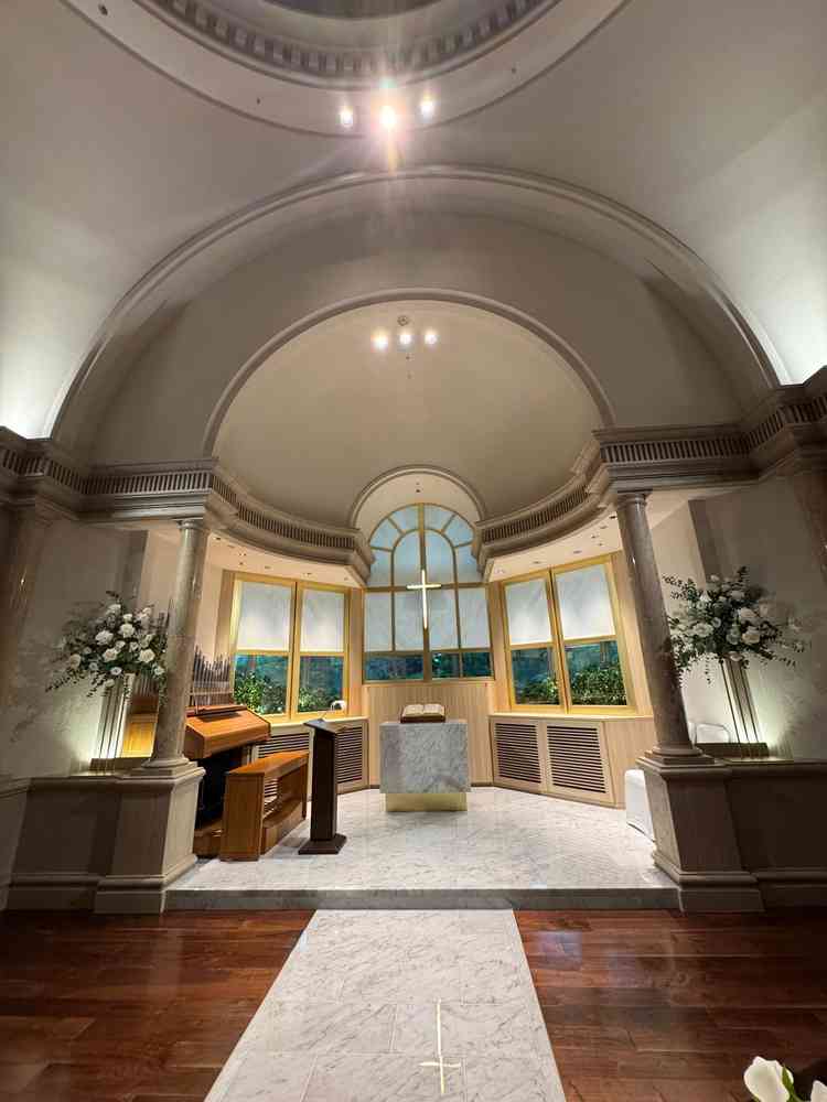 リニューアルしたとのことで、外の光も入るようになったとのことでした。天井も高く素敵でした。