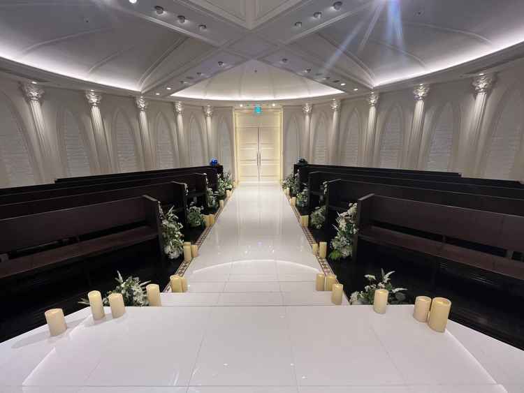 斜めになっている椅子のある挙式会場