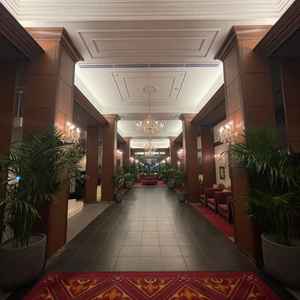 会場に入ってすぐの景色です。全てがとても綺麗で、絨毯も毎年張り替えていらっしゃるとのことでした。