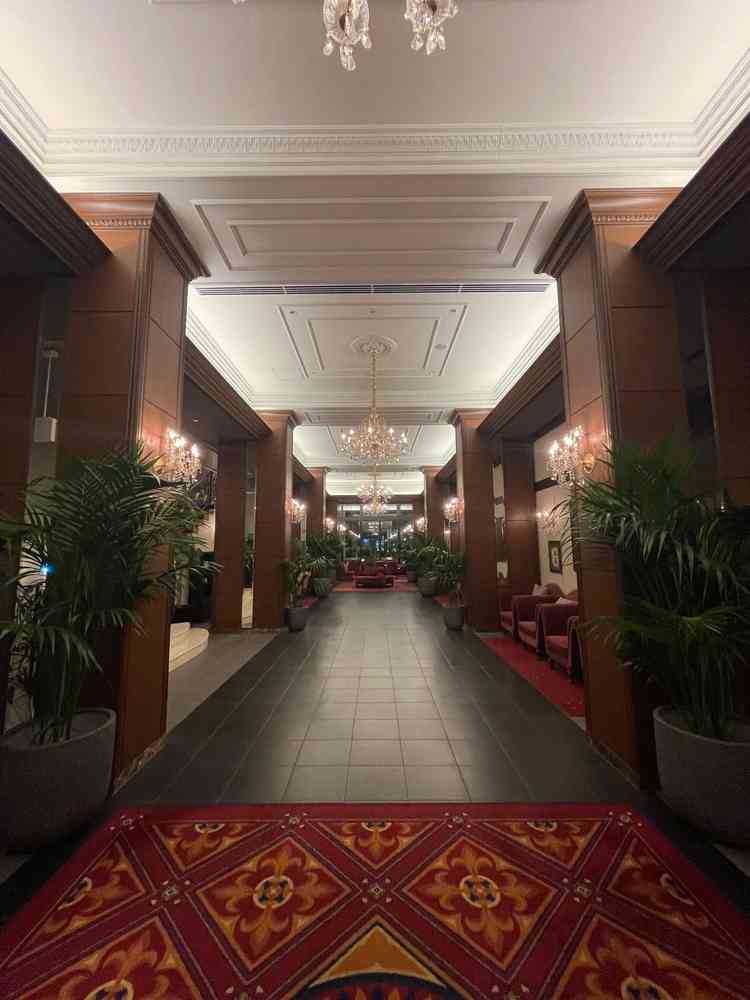 会場に入ってすぐの景色です。全てがとても綺麗で、絨毯も毎年張り替えていらっしゃるとのことでした。