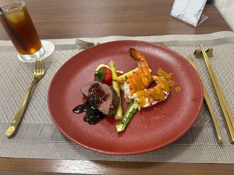 和牛とオマール海老の試食です。とても美味しかったです。