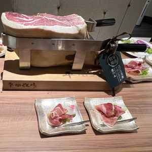 ウェルカムパーティーの擬似体験。コース料理だけでなく、目の前で提供される料理も楽しめるのは良い。