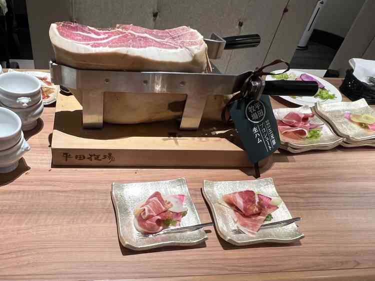 ウェルカムパーティーの擬似体験。コース料理だけでなく、目の前で提供される料理も楽しめるのは良い。