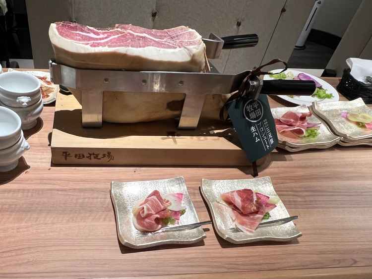 ウェルカムパーティーの擬似体験。コース料理だけでなく、目の前で提供される料理も楽しめるのは良い。