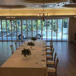 披露宴会場の登場扉から見渡せる会場、オープンカーとシェフズダイニングの写真。ゲストが喜びそうです。