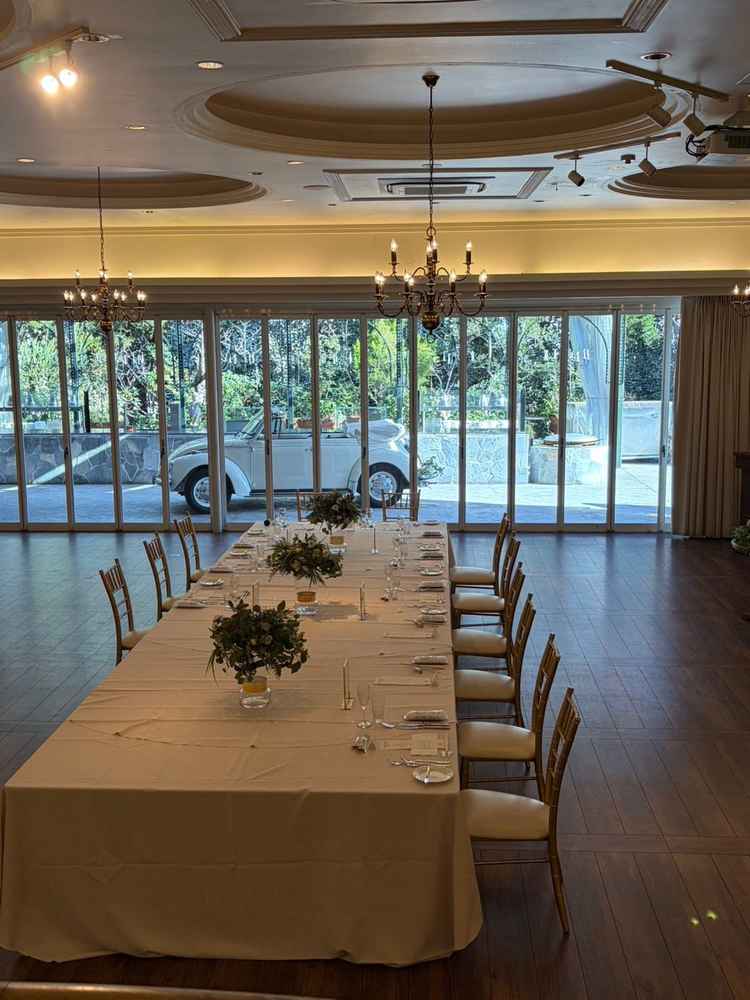 披露宴会場の登場扉から見渡せる会場、オープンカーとシェフズダイニングの写真。ゲストが喜びそうです。