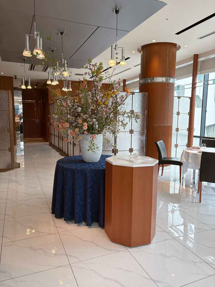 挙式会場は普段はレストランのようです。当日はこの上大きなお花も設置されるようです。