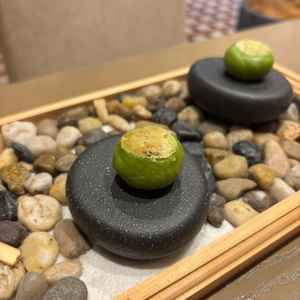 白餡を抹茶で包んだお茶菓子