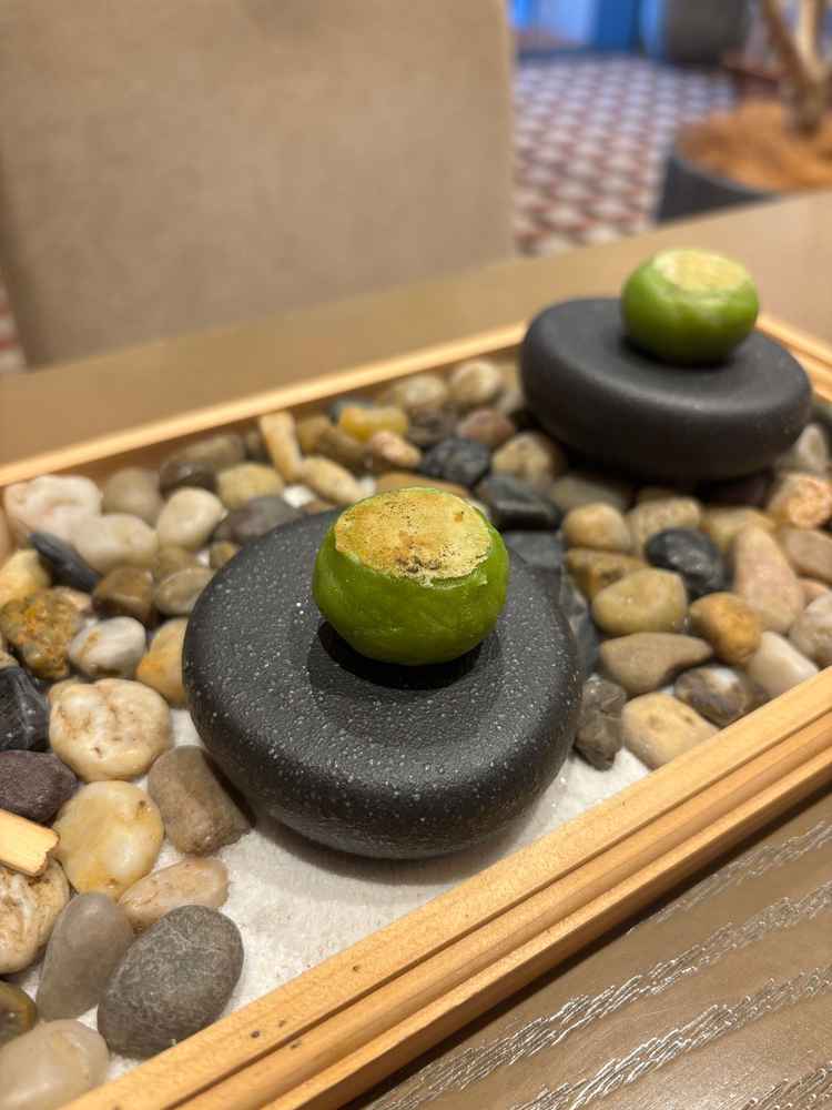 白餡を抹茶で包んだお茶菓子