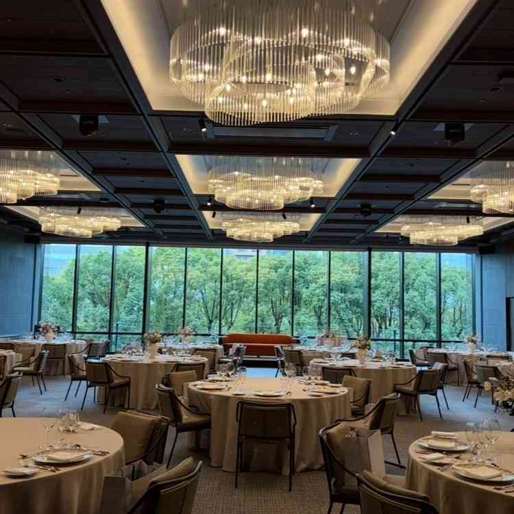 披露宴会場は自然を感じられる素敵な空間でした。