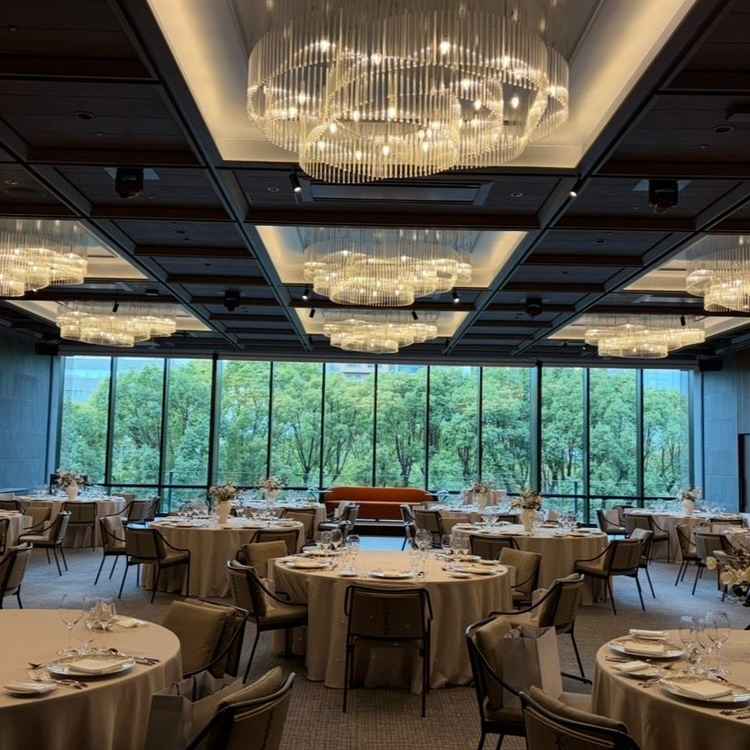 披露宴会場は自然を感じられる素敵な空間でした。