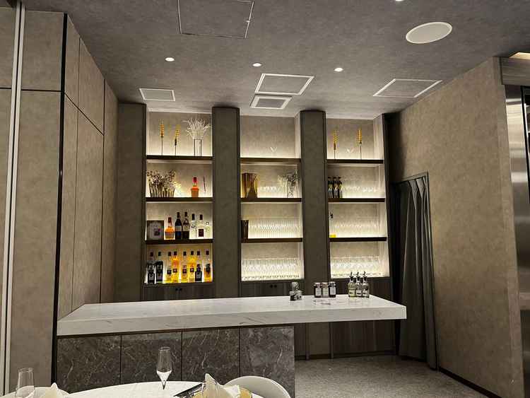 バーカウンターもおしゃれで、お酒好きな私達はどんなお酒とメニューを揃えようかとワクワクしました！