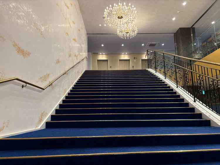 正面入口横に大きな階段。写真撮影に使われるようです。照明も大きく素敵でした。