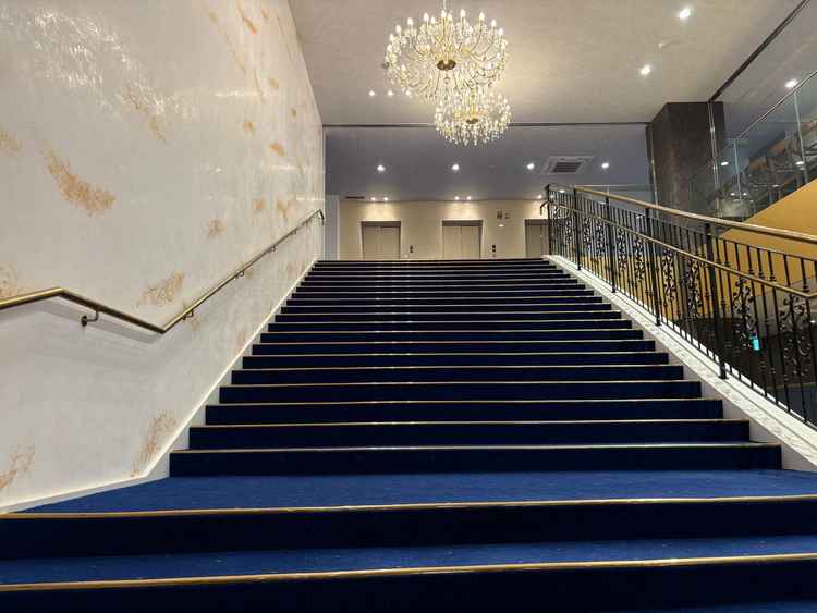 正面入口横に大きな階段。写真撮影に使われるようです。照明も大きく素敵でした。