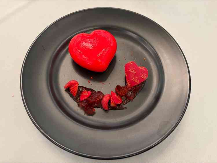 試食会でのデザート。一番人気のムースのスイーツだそうです。デザインも美しく、とても美味しかったです。