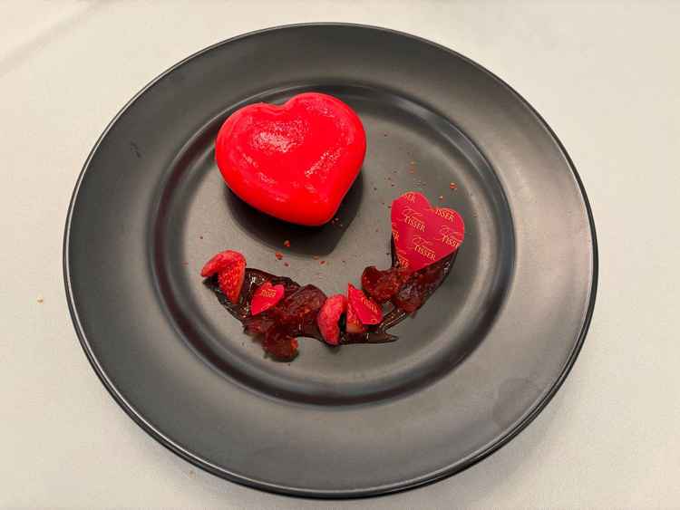 試食会でのデザート。一番人気のムースのスイーツだそうです。デザインも美しく、とても美味しかったです。